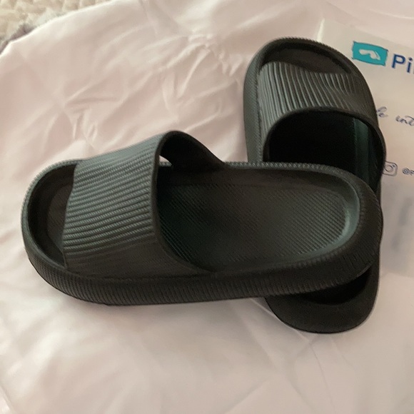 Black Cushion Pillow Slides size 8.5 - Picture 2 of 3